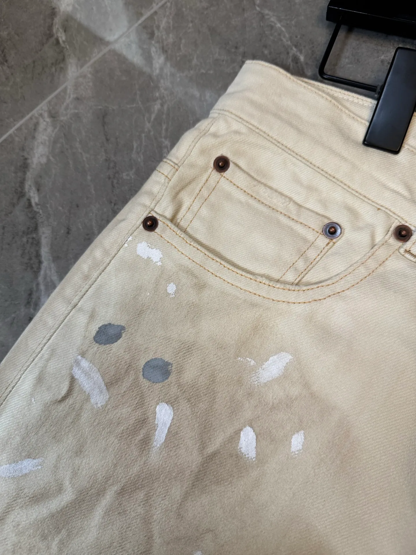 [Premium Replica] ACNE STUDIOS 26Ss Splash Ink Retro Washed Jeans (Light Khaki) These jeans use a unique splash ink process, distressed wash + hole design + hand-painted, full of Retro feeling! Straight version, the leather tag on the back waist is very recognizable, the upper body effect is excellent, Premium Quality, accurate version, Same Style for men and women. Size：s/m/l/xl